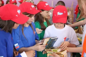 «Книга другу»: активисты Движения Первых собрали 30 тысяч книг для сверстников из новых регионов.